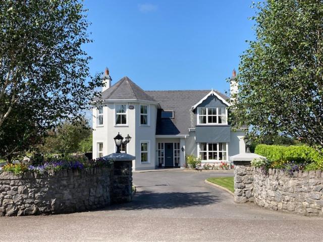 Tailors Lodge, Continental Breakfast Castleisland Exteriör bild
